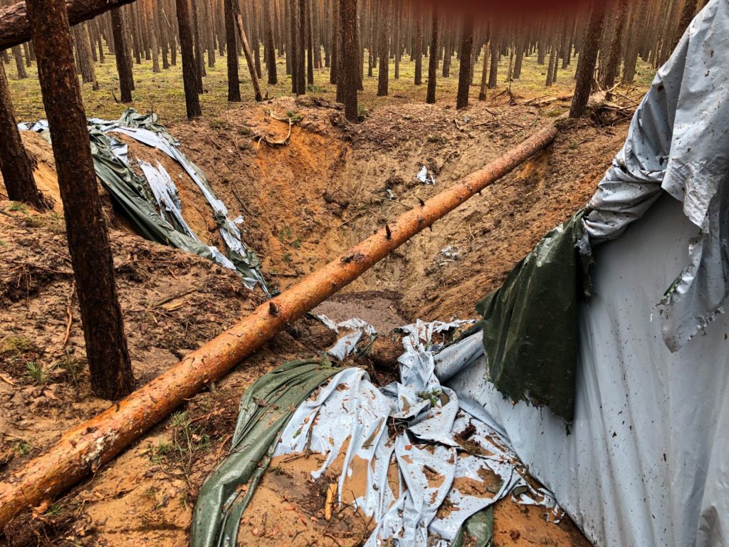 Die Sprengung einer russischen 100-kg-Bombe, mehrerer Hand-, Spreng- und Gewehrgranaten sowie anderer Munition in Waldgebiet bei Halbe - hinterher.