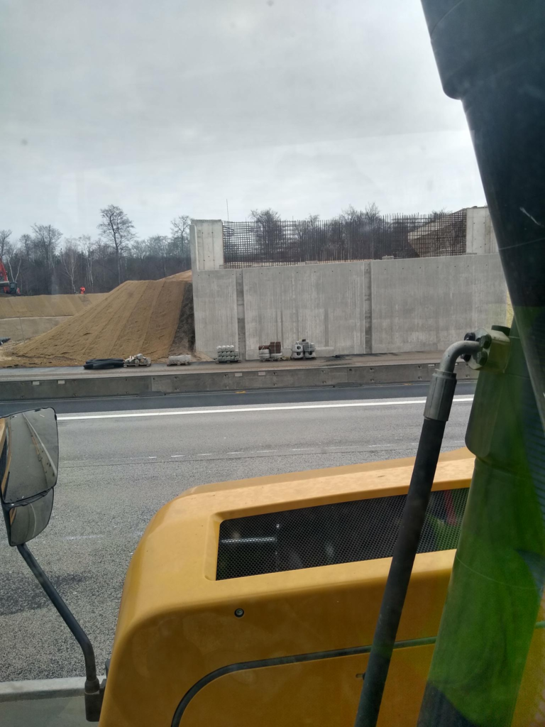 : Die Rampen der Brücke über die A5 stehen bereits