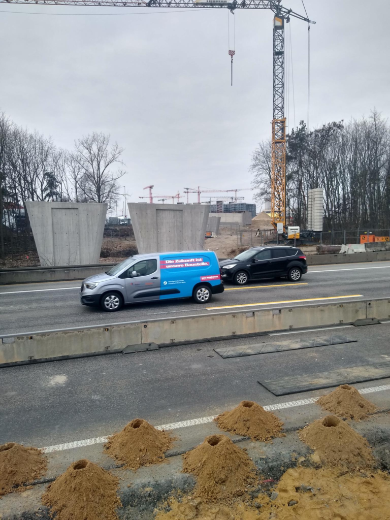 Abgebohrte Bohrpunkte zur Vorbereitung der Bauarbeiten für den Brückpfeiler